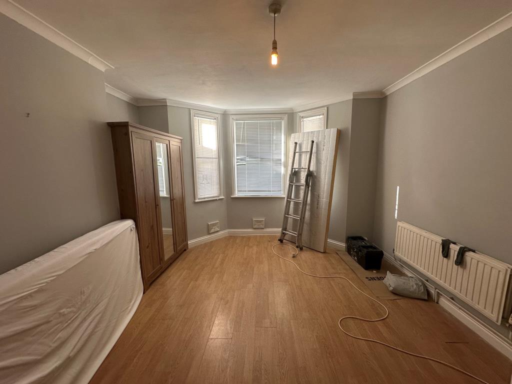 Lot: 137 - ONE-BEDROOM BASEMENT FLAT WITH OUTSIDE SPACE - Bedroom